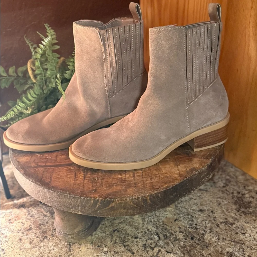Dolce Vita Taupe Suede Ankle Booties size 8.5 - Picture 3 of 6